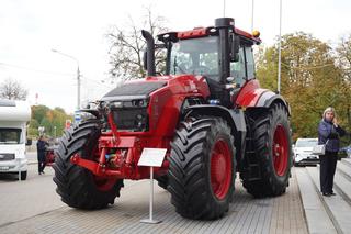 El tractor gigante BELARUS 5425 y el legendario MTZ-2 se exhibieron en Minsk