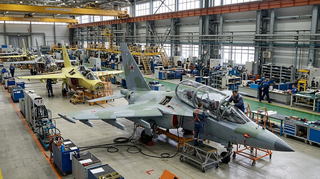 El tercer Yak-130M se prepara para volar, y el avión se quiere convertir en portador de municiones merodeadoras