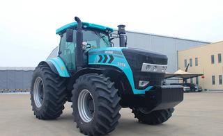 El tractor híbrido de serie KAT KRE 3504 con caja de cambios automática fue presentado en Moscú