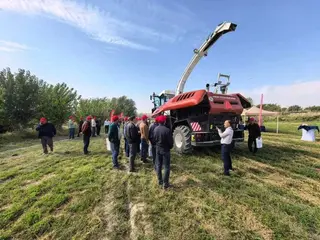 Rostselmash mostró en Uzbekistán la cosechadora RSM F1300 de 120 toneladas por hora
