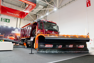 La planta "ToMeZ" mostró una nueva máquina vial sobre el chasis KAMAZ-6595 para la limpieza de invierno y verano