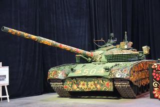 Russian-style camouflage: T-80 painted in Khokhloma