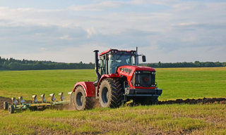 El tractor Kirovets K-7M fue modernizado por PTZ, haciéndolo más fácil de manejar