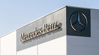 "Mercedes-Benz está un paso más cerca de regresar al mercado ruso". El fabricante de automóviles vendió sus activos en Rusia, pero, si lo desea y es posible, podrá recuperarlos