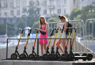 Moscow residents have begun to be deceived by means of fake QR codes on electric scooters