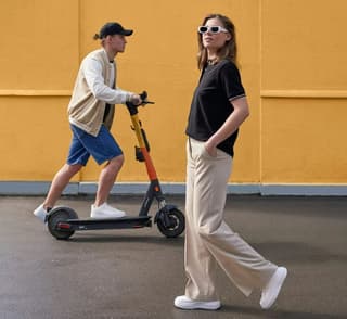 Whoosh, empresa de patinetes compartidos, lanza su propia tienda online: patinetes y ropa