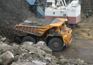 BelAZ comenzó las pruebas de un enorme camión minero de 220 toneladas con motor de locomotora ruso