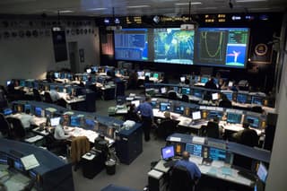 El centro de control de vuelo de la NASA en Houston perdió temporalmente la comunicación con la ISS. Roscosmos ayudó a restablecerla