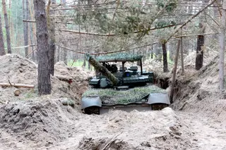 Los tanques rusos T-80BVM reciben protección adicional