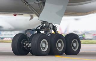Una empresa rusa reemplaza por primera vez los puntales del tren de aterrizaje de un avión de largo alcance Boeing 777