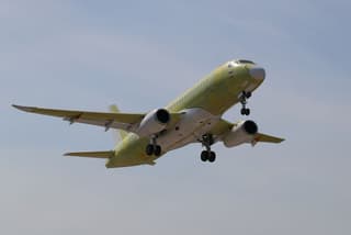 Отечественный авиалайнер SJ-100 впервые поднялся на высоту в 6 км
