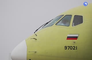 Para el avión SJ-100 se ha sustituido la cristalería de la cabina de la tripulación por componentes de fabricación nacional