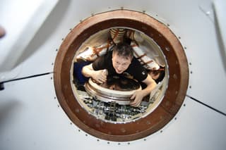 Cosmonautas rusos establecerán un récord de duración de un vuelo en la ISS