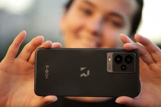 Los creadores del smartphone ruso "R-FON" niegan las acusaciones de plagio