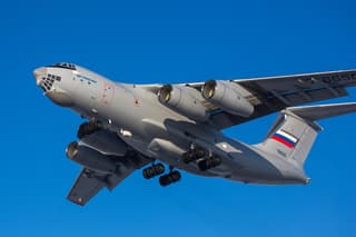 Un momento de amabilidad: cómo el Il-76MD-90A(E) ruso protege del sol a los invitados del Dubai Airshow 2023
