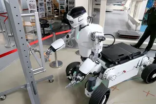 Control con casco de realidad virtual y exoesqueleto: presentado un robot centauro único