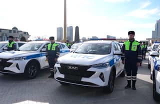 Nuevos vehículos chinos y alemanes aparecieron en el parque de la policía de tráfico de Chechenia