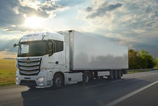 Como un KamAZ, pero más barato: comienzan las ventas del camión tractor "Valdai 45" con cabina tipo Mercedes-Benz Actros