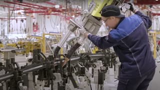 Lanzamiento de la prueba de ensamblaje de automóviles en la antigua fábrica de Mercedes en Esipovo