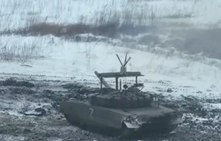 Nuevo complejo de guerra electrónica "Sania" detectado en el tanque T-80BVM