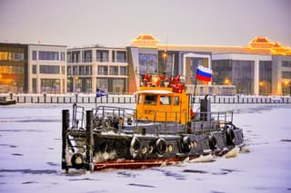 Icebreakers of the municipal fleet help electric ships on the Moscow River