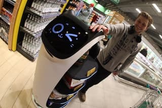 Reparten productos en promoción y desean un buen día: en el centro comercial "Metrópolis" de Moscú han aparecido robots-gato asistentes