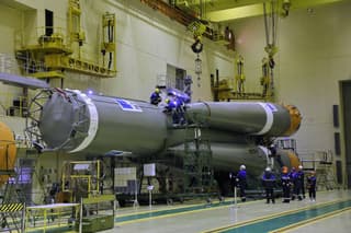 La "Soyuz MS-25" fue ensamblada en un "paquete" para su lanzamiento desde Baikonur