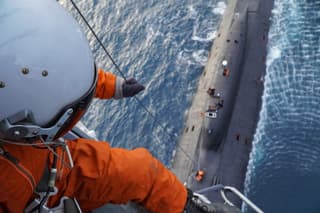Ювелирная точность: зависший над подводной лодкой Ка-27 спас моряков в Баренцевом море