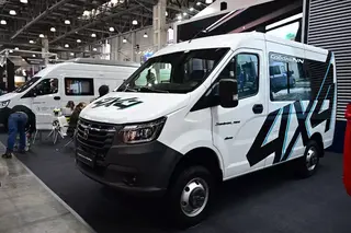 Seis plazas, con mesa y nevera: STT presenta la minivan "Sobol NN"