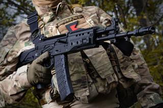 Лёгкий, современный, всепогодный – «Калашников» модернизировал АК-12 вместе с военными