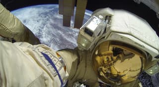 Российские космонавты выходят в космос на более чем 6 часов – чем они займутся