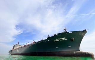 La Quinta Flota de la Marina de los EE. UU. entra en alerta máxima debido a un buque del CGRI con misiles balísticos