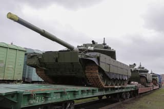 With factory-made "barbecue cages" and enhanced protection: UralVagonZavod sends echelons of T-90M "Proryv" and T-72B3M to the troops
