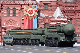 «Поразит цель в любой точке земного шара»: на параде в Москве показали грозные ракетные комплексы «Ярс» 