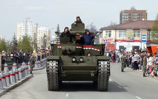Т-35,  Т-72Б3 и Т-90М «Прорыв»: танки Уралвагонзавода проехались 9 мая по главной улице Нижнего Тагила