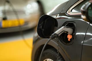 В России стартовало производство встраиваемых в стену зарядных станций для электромобилей
