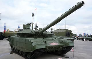 Contra ataques precisos de drones: periodistas de Army Recognition notaron un T-90M con nueva protección antidrones