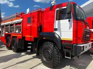 Presentan en la región de Moscú un camión cisterna de bomberos blindado sobre chasis "Ural-6370"