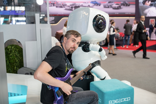 Robot Zhenya, prótesis biónicas y mucho más: lo que mostraron en el SPIEF los residentes de Skólkovo