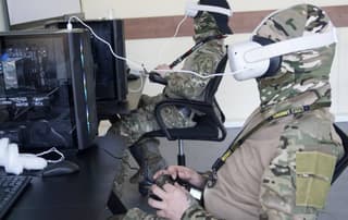 "Faltan expertos en firmware de drones": militares rusos aprenden a manejar drones y a suprimirlos