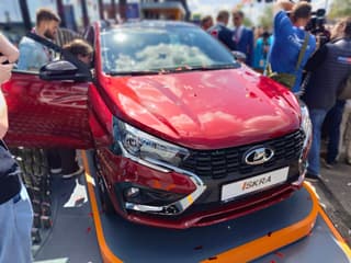 Ferrari и Porsche, подвиньтесь! Новые Lada начут продавать в центре Дубая