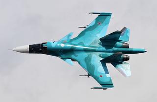 Дополнительный топливный бак, защита крыла от перегрева при пуске ракет и «Хищник»: названы новые возможности сверхзвуковых Су-34НВО