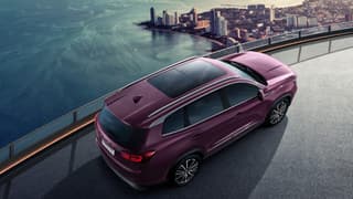 Avistan un crossover desconocido sin distintivos cerca del centro científico de AvtoVAZ