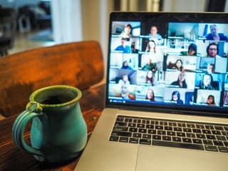 Zoom продолжает набирать популярность в России