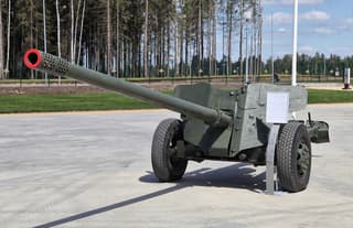 «Снайперская винтовка артиллеристов»: российские военные бьют пушкой МТ-12 «Рапира» по фортификациям врага