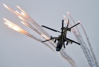 "Salida de combate": la tripulación del helicóptero Ka-52M aplicó eficazmente los cohetes S-8 a altitudes extremadamente bajas