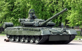 Выдержит удары FPV-дронов. «Летающий» танк Т-80 получил дополнительную защиту