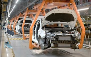 En AvtoVAZ, cada día destrozan carrocerías de LADA Vesta con pinzas hidráulicas