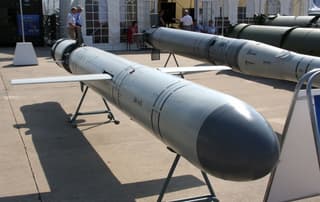 Guiñaron a su propio reflejo: aparecieron imágenes únicas del vuelo de los misiles "Kalibr-NK" a 17 metros sobre el nivel del mar