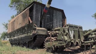 Езда по минным полям на танке Т-80БВМ: оборудованный тралом ТМТ-К он расчищает колею для техники